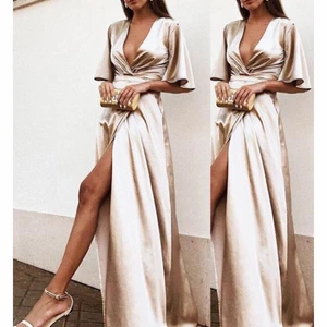 balklänning från hebeos i storlek S - en suuuper fin balklänning från Hebeos, i färg lavendel (som på bild 2). oanvänd och lapp kvar, säljes pga kommer inte få användning för den som jag trott. så synd då den är så sjukt fin. köpt för 960kr+250kr i frakt. säljer ju för 575 kr+frakt. snabbt köp då bjuder jag på frakten. pris kan diskuteras. vill bara att någon ska få använda denna fina klänning 