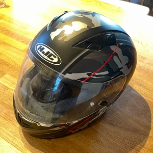 Moped/ Lätt mc hjälm.  - En bra hjälm använd ca 2 säsonger. Har en liten repa på glaset men annars bra.