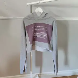 Supersnygg hoodie från Missguided. Den har klippta ärmar. Använd ca 2 gånger och i fint skick.