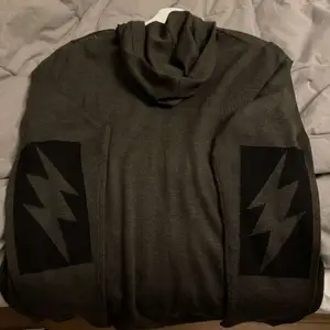 Hej säljer nu min Zadig hoodie i merinoull, liknande cashmir. Köpt i julas på zadigs butik i Spanien, nypris 3300kr, säljer för 1200kr💓💓💓💓 skriv för fler bilder