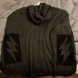 Zadig ziphoodie - Hej säljer nu min Zadig hoodie i merinoull, liknande cashmir. Köpt i julas på zadigs butik i Spanien, nypris 3300kr, säljer för 1200kr💓💓💓💓 skriv för fler bilder