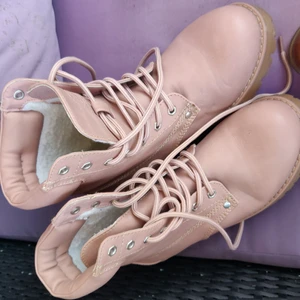 Fodrad vinterkänga i storlek 35 - Helt oanvända vinter kängor i ljus rosa