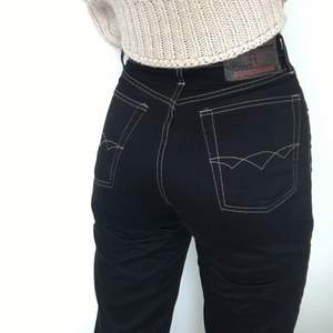 Ett par snygga byxor i mjukt jeansmaterial med beigea sömmar och röda detaljer❣️ Bra skick!