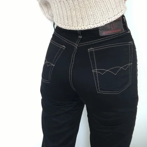 Snygga jeans - Ett par snygga byxor i mjukt jeansmaterial med beigea sömmar och röda detaljer❣️ Bra skick!