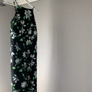 Blommig jumpsuit  - Säljer denna superfina blommiga jumpsuit då det inte riktigt är min stil längre! Så gott som i nyskick!!🤍 passar mig som är 1,68 lång👍🏼 150kr + frakt