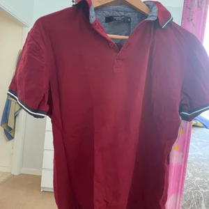 Pike - Superskön vinröd piké. 