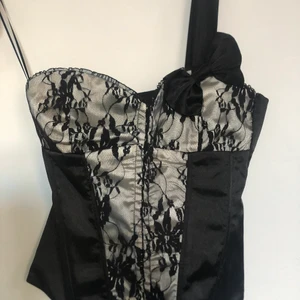 korsett med rosett y2k storlek M/L - begagnad korsett från 2000-talet. man knäpper korsetten framifrån. står inte vilken storlek det är. jag har storlek M och är 164 cm på mig sitter den löst medan min vän som är 175 cm med storlek M sitter den okej men är på gränsen att vara lös. korsetten är definivt storlek L. den skulle kunna passa M om man är en lång person men var beredd på en lösare look. 👾