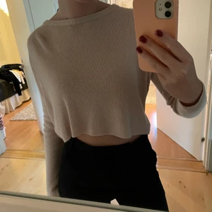 Stickad tröja från brandy Melville!💕 - Jag säljer denna oanvända stickade tröja fårn Brandy Melville💕 Tröjan är super fin men har tyvärr inte kommit till användning. Pris från 90 kr, köparen står för frakten💖 Hör av er vid frågor🥰