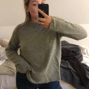 Stickad Stl M - Den är super fin och vet tyvärr inte vart den är ifrån eller vilken stl den är för att jag klippt bort lappen. Men skulle gissa på att den är i S eller M