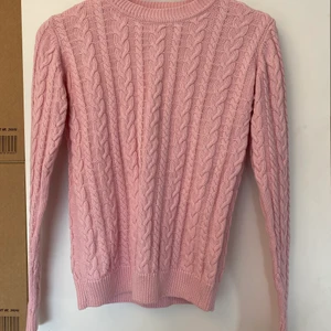 Rosa stickad tröja ”Club Xprs” - Rosa stickad tröja från märket Club Xprs i fint skick.