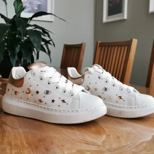 Cute & originella skor - Skechers vilket gör de såå bekväma! Gulligt bling på dem som är lagom mycket. Väldigt söta för klänningar eller jeans. Går att använda alla 4 säsonger på året. 