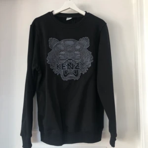 Tröja 150kr - Säker svart/grå tröja för 150kr. Använd 1 gång. Skulle säga att den passar en M eller lite större beroende på hur man vill att den ska sitta