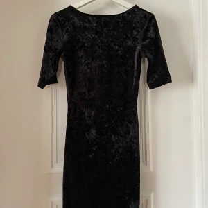 Velour klänning svart  - Säljer en svart klänning i velour i storlek S.