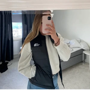 The North Face Väst - En jättefin the north face väst från jdsports. Den är knappt använd och den är som ny!! Supersnygg och väldigt varm och vindskyddade. 
