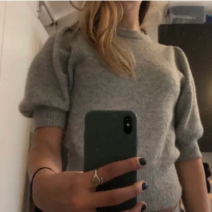 Stickad kortärmad tröja - Säljer denna gråa stickade ”t-shirten” från h&m, knappt använd. Mycket bekväm och fin! 🎀❤️