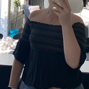 Topp med broderi - Svart topp med färggladd broderi, storlek XS. Sparsamt använd köpt på Hollister. 