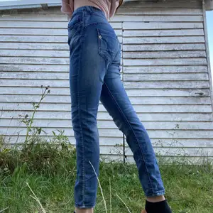 Säljer dessa super coola jeans med en liten stjärna där bak!