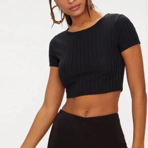 Crop t shirt  - Nyskick, man får båda färger i ett sett för 95 kr 💕
