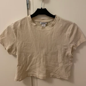 Crop top - Säljer denna beiga crop top från Monki❣️ Jättefin men väldigt kort och den har blivit för liten för mig. Skriv om du är intresserad💓💓