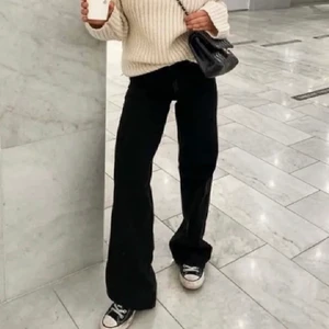 Zara jeans  - Superfina svarta jeans i straigh/wide modell från zara, perfekta nu till hösten. Slutsålda på hemsidan. Frakt tillkommer🤍
