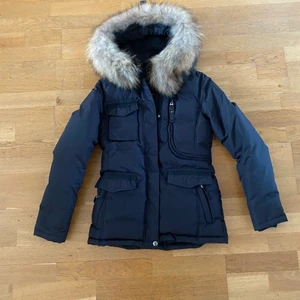 Vinterjacka Hollies Livigno str 36 - Hollies Livigno Black/Brown str 36 Använd endast en vinter och är för liten för mig nu. Bra och fint skick, ser ut som ny. Nypris: 4.490 men säljer för 3.300kr hämtas i Bredäng eller mötas upp inom Stockholm.