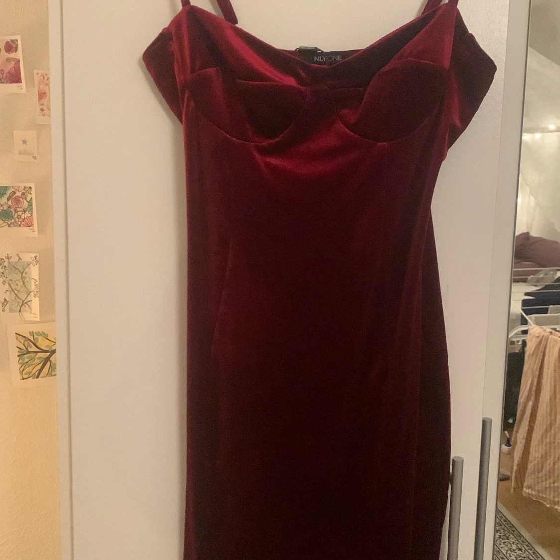 Röd midiklänning i sammet strl M - 90