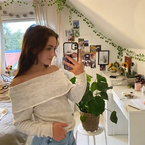 Hm tröja - Säljer denna super fina stickade toppen från hm!! Nyskick använd endast en gång💞 jag säljer den för att den tyvärr aldrig kommer till användning och jag hoppas att den kan få ett bättte hem hos just dig!❤️💞 köparen står för frakten