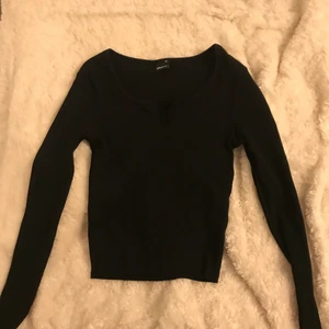 Ribbad långärmad  - En jätte fin ribbad långärmad tröja med en liten fin öppning (se bild 2)