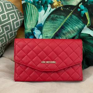 Röd väska från Love Moschino. En snygg färgklick passande till alla årstider och outfits 🥰 använd men i fint skick 