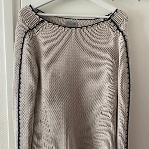 Stickad tröja  - Vit stickad tröja med blåa detaljer. Super fin och o bra skick, knappt använd. Även Väldigt bra kvalitet. Säljer då den inte riktigt satt som jag ville. Sk vi för fler bilder eller om du har några frågor ☺️💗