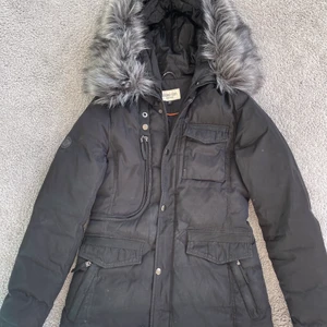 Roco Baroco jacka  - Roco Baroco jacka från Hollies i storlek 36, men passar på mig som brukar ha 38 i storlek. Väldigt bra skick! 