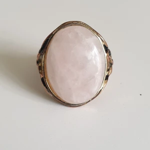 Rosenkvarts ring - Fin ring. Äkta rosenkvarts. Aldrig använd. Ställ gärna frågor. (Tror inte frakten kostar 66kr) priset kan diskuteras
