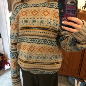 Stickad tröja med mönster - Jättefin stickad tröja med mönster. Lång och mysig. Perfekt för höst och vinter. Knappt använd