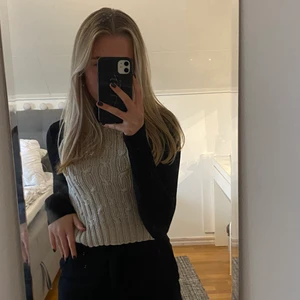 Väst - Säljer denna fina väst, samma som förra fast en beige, i stolek XS/S☺️ 40kr (frakt=66kr)😋