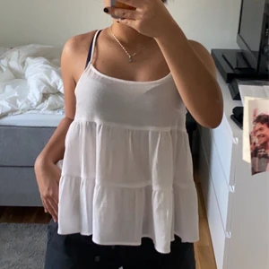 Volang topp - Tänkte sälja denna topp då den aldrig har kommit till användning, prislappen sitter fortfarande kvar. Toppen är i en stl 32 men passar mig som har stl 38. Tar bud från 80kr (+ frakt)