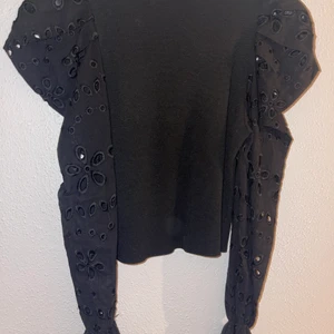 Svart topp - Jättegullig svart topp, storlek S. Knappt använd💖💖💖