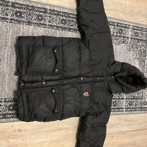 Fjällräven jacka storlek m - Hej säljer min fjällräven jacka de finns lite små saker på den men annars ganska fin den saknar också snören den kostar ungefär 5500 ny 