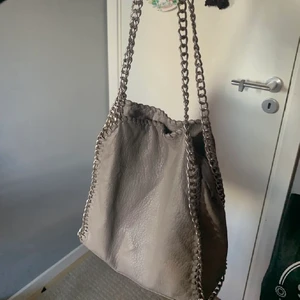 Tiamo väska - En grå/beige tiamo väska i fint skick inga fel på den, lånad bild