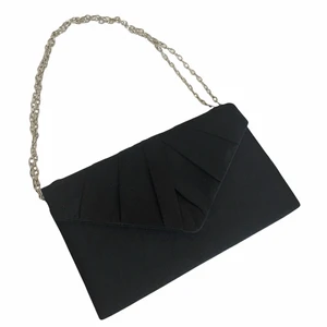 Svart satin kuvertväska - Den perfekta väskan för bal, fest eller fancy dinner! Har endast använts en gång för bal. Den har en silvrig kedja som går att tas av.
