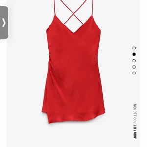 Klänning från zara - Superfin röd klänning från zara som tyvärr inte kommer till användning. Aldrig använt och prislappen sitter kvar. Kan mötas upp i Linköping eller Stockholm eller frakta (köparen står för frakten) 💓