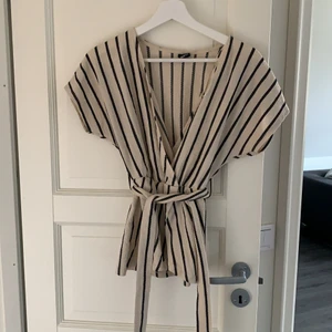 randig blus - Superfin randig blus med knyte i midjan. Den är beige med svarta ränder. Passar både storleken xs och s. Köpte står för eventuell frakt 🥰💗