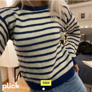 Stickad tröja - Säljer denna tröjan som jag köpte här på plick, men då den inte passade mig så säljer jag vidare den 