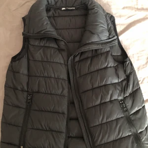 Väst - Säljer min väst eftersom den aldrig kommer till användning. Den är i bra skick har använt den ett få tals gånger men den är fortfarande som ny. Den är även från zara