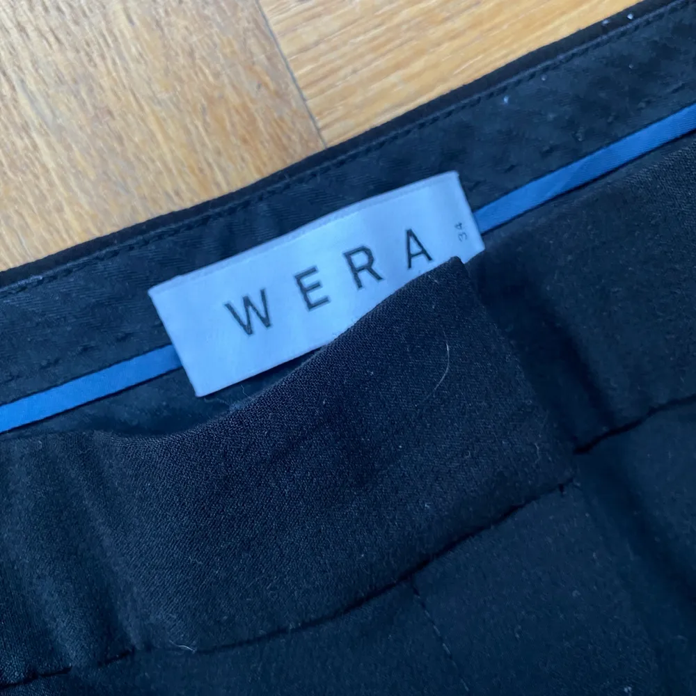 Säljer dessa svarta byxor i storlek 34 från Wera. De är använda bara ett fåtal gånger. . Jeans & Byxor.