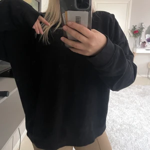 Tröja med tryck  - En oversize svart tröja med tryck på ryggen!!💘 