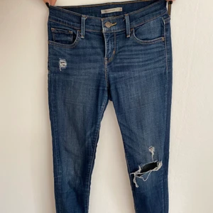 Levi’s jeans - Kortmidjade jeans i modell 710 super skinny, storlek 26. Kan skicka bild med dom på om någon är intresserad.