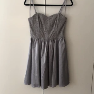 Balklänning - Enkel och romantisk balklänning ifrån H&M aldrig använt i stl 36! Färgen är i mellan grå ”silke”. Prislappen sitter även på fortfarande!