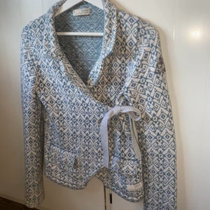 Odd Molly kofta  - Säljer nu min odd Molly kofta då jag inte längre använder den❤️superfin o superskön. Den är äkta och är i storlek 1. Vilket jag skulle säga är xs/s då den passar mig och jag använder oftast s i mina plagg😁 pris kan diskuteras vid snabb affär🥰 nypris ligger på runt 1000kr