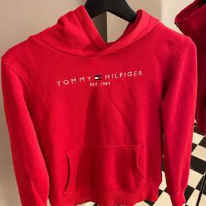 Säljer min Tommy hilfiger hoodie som är i storlek 152 men sitter som en xs och är i mycket bra skick. 