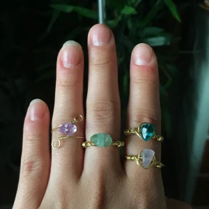 Handgjorda kristall ringar - Handgjorda ädelsten/kristall ringar som görs utefter dina mått med valfri Sten, modell i guld eller silver☺️💗 bara 20kr styck✨🦋 skriv för bilder på alla stenarna🌸🌸 för mer bilder, besök @ringarbymoa på Instagram🥰💗
